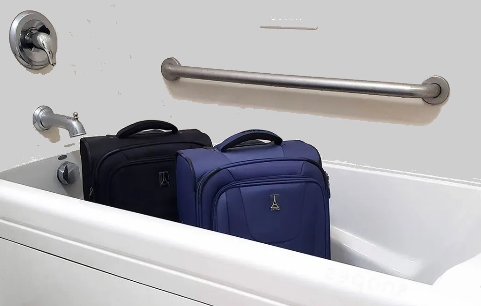 Maletas en la bañera de la habitación del hotel